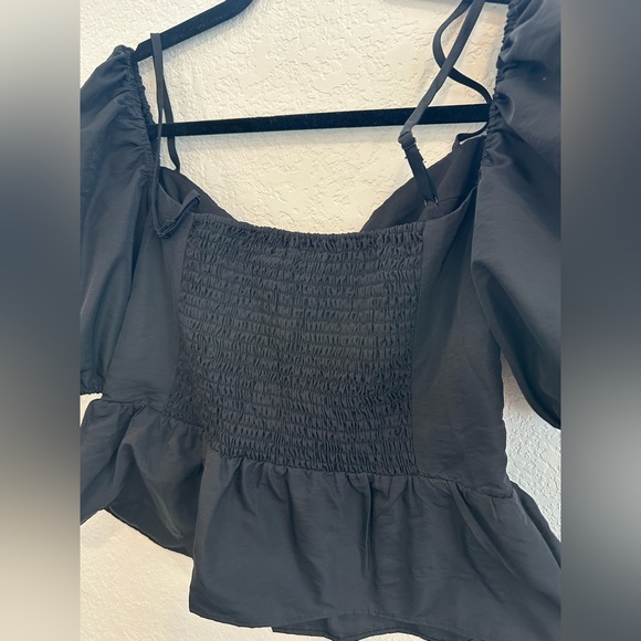 WAYF, The Edit by Emma Rose, black shirt with puff sleeves - Picture 5 of 10